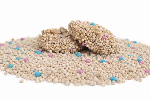 Fast clumping bentonite cat litter with colorful deodorizing beads and solid clumps for OEMODM.