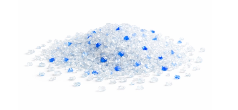 A pile of silica gel cat litter with blue crystals mixed throughout